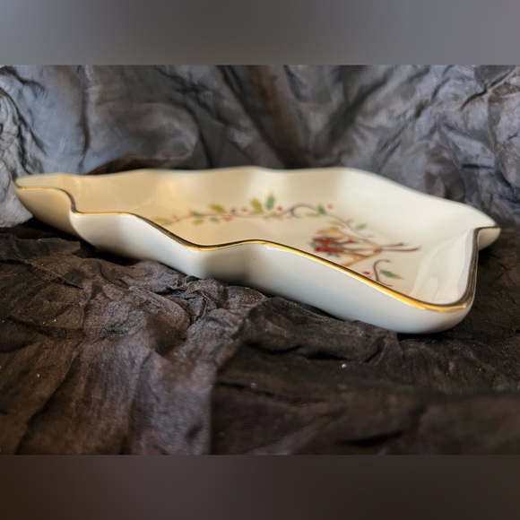 MIkasa Holiday Tree Serving Dish/Candy/Trinkets - Picture 3 of 7